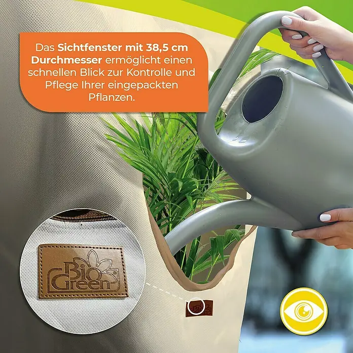 BioGreen Winterschutzhaube Window XL - Ø x H: 51 x 100 cm, 70 g/m² - Pflanzenabdeckung mit Sichtfenster zur Kontrolle und Pflege. Das Bio Green-Logo ziert die Abdeckung. Eine Hand gießt mit einer Gießkanne.