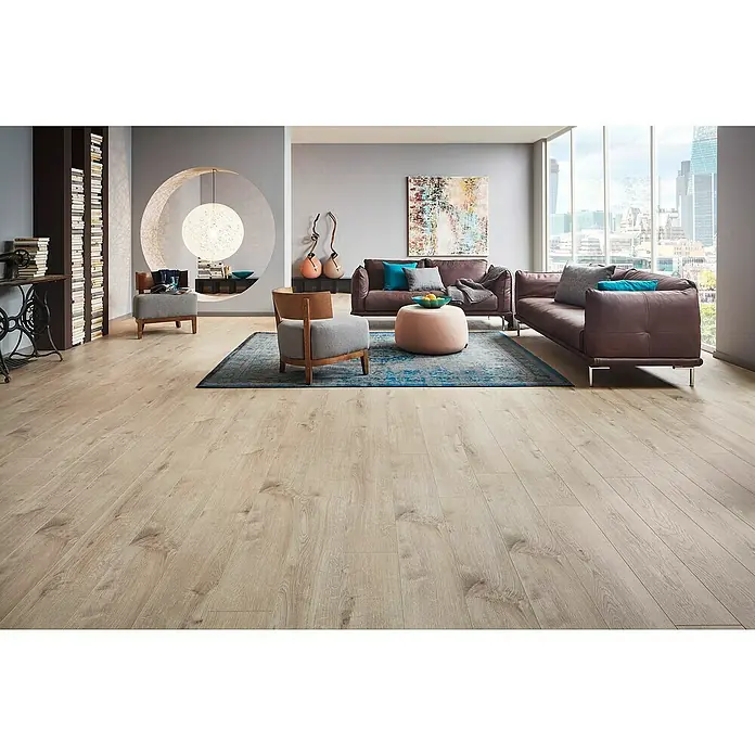 LOGOCLIC Vinto Laminat - Eiche Venetia, Landhausdiele, 1.288 x 195 x 8 mm - Einladendes Wohnzimmer mit hellem Holzboden, braunen Ledersofas und einem türkisfarbenen Teppich, der eine moderne und stilvolle Atmosphäre schafft.