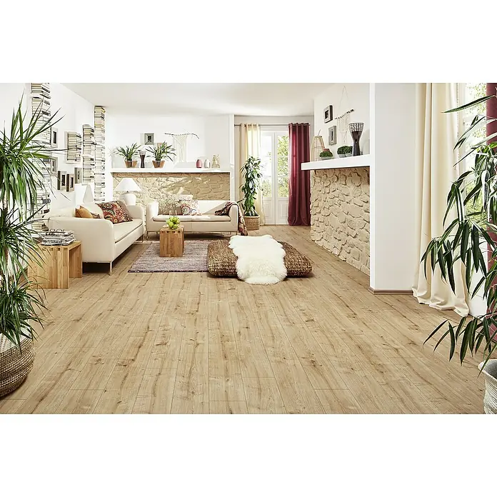 LOGOCLIC Vinto Laminat - Eiche Milford, Landhausdiele, 1.288 x 195 x 8 mm - Einladendes Wohnzimmer mit hellem Holzboden, der Wärme und Natürlichkeit ausstrahlt. Der Boden harmoniert perfekt mit dem restlichen Interieur.