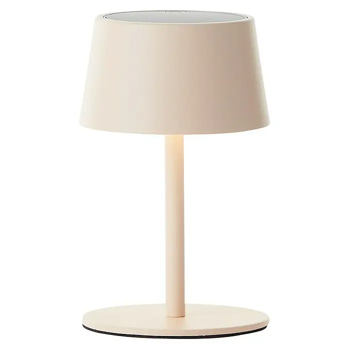 Brilliant Solar-Tischleuchte Viani - 2 W, L x B x H: 9 x 9 x 25 cm, Beige, IP44 - Nahaufnahme einer stilvollen Tischleuchte mit beigem Lampenschirm und schlankem, zylindrischem Fuß auf rundem Sockel.