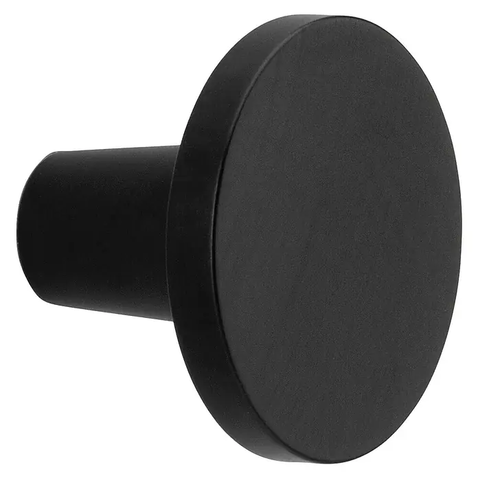 Elfa Décor+ by Elfa Möbelknopf - Ø x H: 2,5 x 1,9 cm, Schwarz - Nahaufnahme eines runden, mattschwarzen Möbelknopfs mit zylindrischem Sockel vor schwarzem Hintergrund.