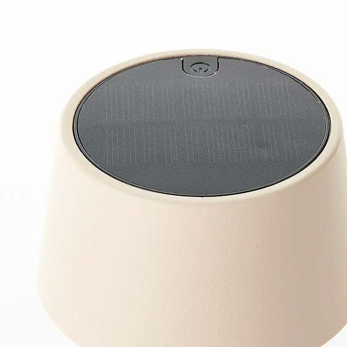 Brilliant Solar-Tischleuchte Viani - 2 W, L x B x H: 9 x 9 x 25 cm, Beige, IP44 - Nahaufnahme einer solarbetriebenen Lampe mit sandfarbenem Sockel und schwarzem Solarmodul auf einem weißen Hintergrund.