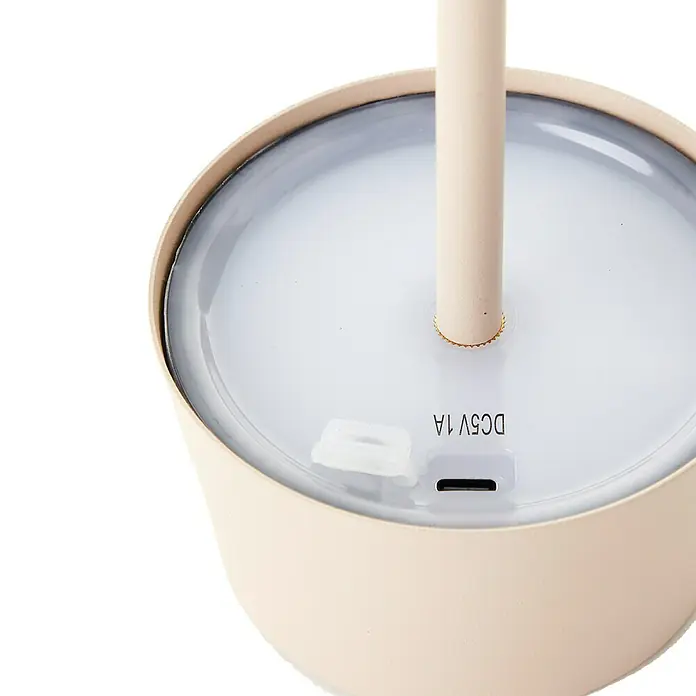Brilliant Solar-Tischleuchte Viani - 2 W, L x B x H: 9 x 9 x 25 cm, Beige, IP44 - Nahaufnahme der beigen Basis einer Tischleuchte mit Ladeanschluss und der Aufschrift DC5V 1A.