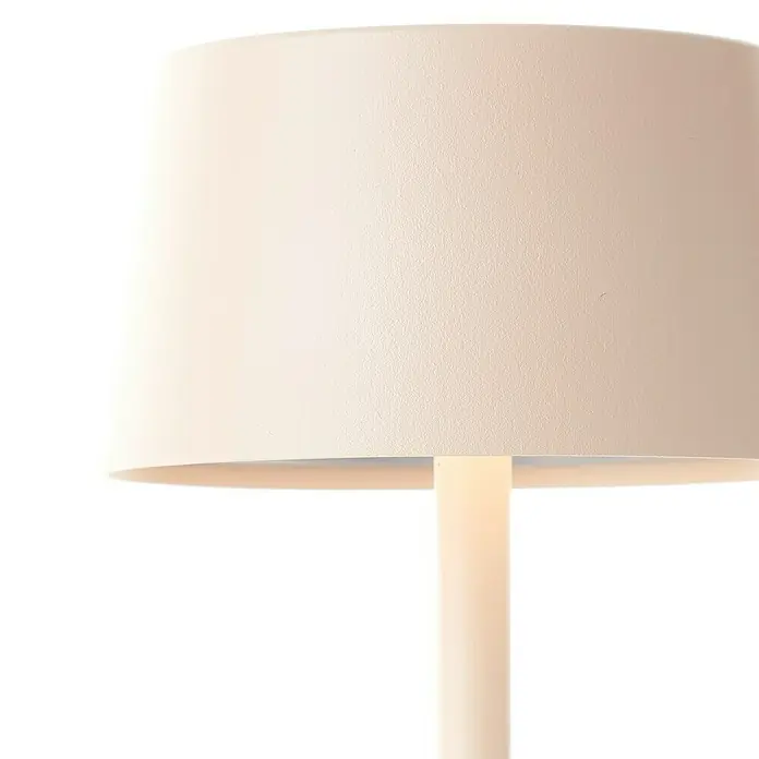 Brilliant Solar-Tischleuchte Viani - 2 W, L x B x H: 9 x 9 x 25 cm, Beige, IP44 - Nahaufnahme einer eleganten Tischleuchte mit beigem Schirm, die ein warmes, diffuses Licht spendet.