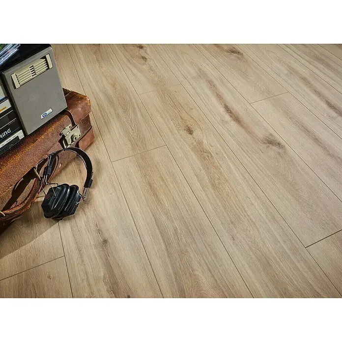 MyStyle MyArt Laminatmuster Desperados Oak - 200 x 195 x 12 mm, Landhausdiele - Bild zeigt eine Bodenbelag-Szene mit Kopfhörern, einer braunen Ledertasche, einer Kassette und CDs auf hellem Holzboden.