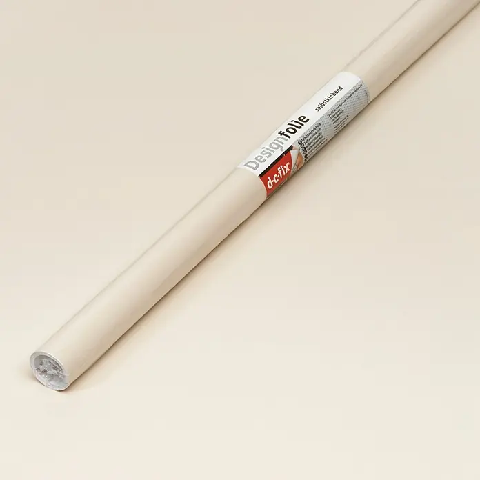 D-c-fix Klebefolie Uni Seidenmatt - 200 x 45 cm, Sand, Selbstklebend - Nahaufnahme einer Rolle d-c-fix Designfolie, einer selbstklebenden Folie, die auf einer beigen Oberfläche liegt.