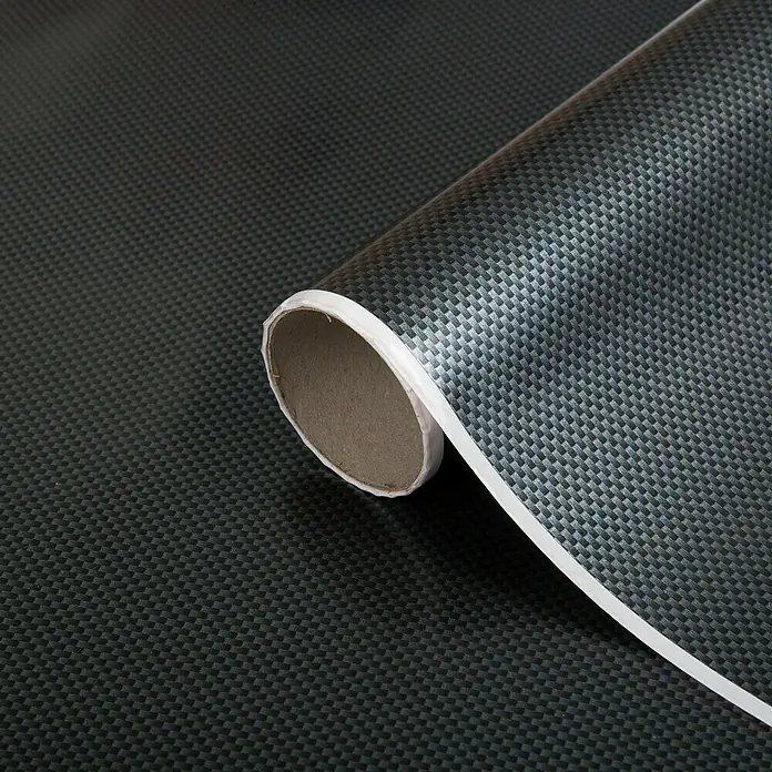 D-c-fix Klebefolie Carbon - 150 x 45 cm, Schwarz-Silber, Selbstklebend - Nahaufnahme einer Rolle schwarzer Kohlefaserfolie, die Textur und Tiefe des Materials hervorhebt.
