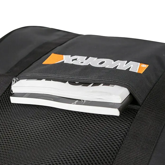 Worx Landroid Aufbewahrungstasche WA0197 -  - Nahaufnahme einer schwarzen Werkzeugtasche mit dem WORX-Logo und einem Reißverschlussfach, in dem sich Papiere befinden.