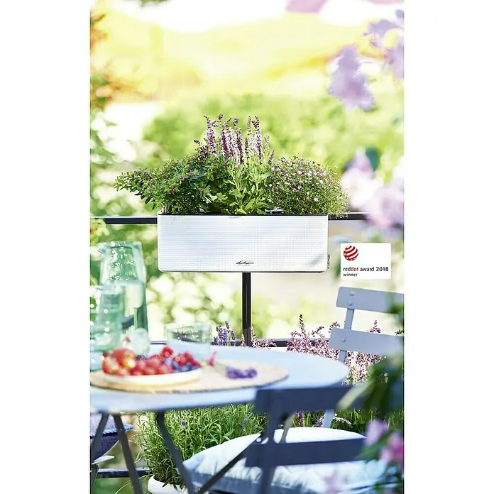 Lechuza Color Balkonkasten Cube Triple - Max. Außenlänge: 40 cm, Weiß - Der LECHUZA Balconera Pflanzkasten in Weiß, bepflanzt mit üppigen Kräutern und Blumen, verschönert jeden Balkon und wurde mit dem reddot Award 2018 ausgezeichnet.