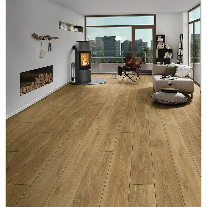 Laminat - Comet Eiche, Landhausdiele, 1.288 x 195 x 8 mm - Moderne Wohnraumgestaltung mit Fokus auf einen hochwertigen Holzboden, der Wärme und Eleganz ausstrahlt. Gemütliches Ambiente mit Kamin und Designmöbeln.