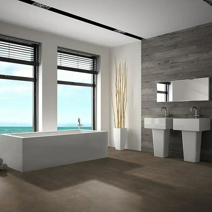 Vinylbodenmuster Isocore Inside Umbria - 280 x 120 x 8 mm, Fliesenoptik - Ein modernes Badezimmer mit einer freistehenden Badewanne, zwei Waschbecken auf Sockeln und großen Fenstern mit Meerblick.