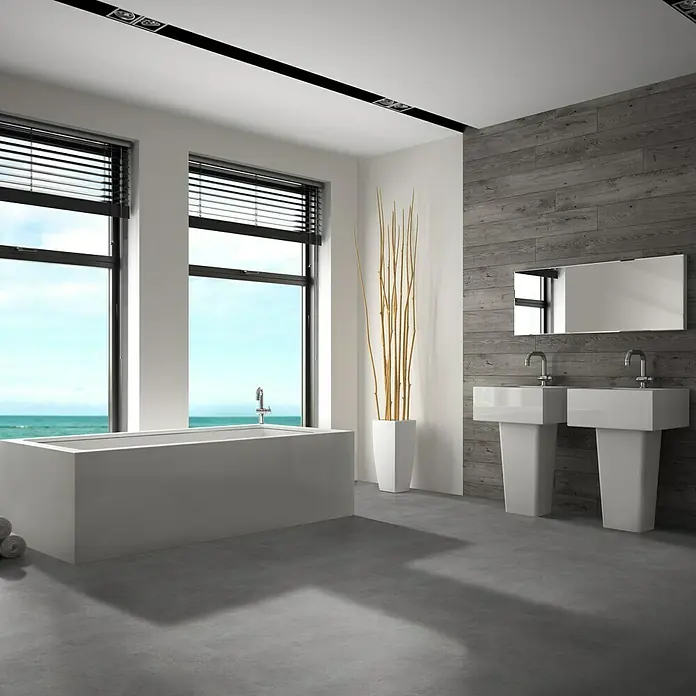 Vinylbodenmuster Isocore Inside Abruzzo - 280 x 120 x 8 mm, Fliesenoptik - Ein modernes Badezimmer mit einer rechteckigen Badewanne, zwei Waschbecken auf Säulen und großen Fenstern mit Meerblick.