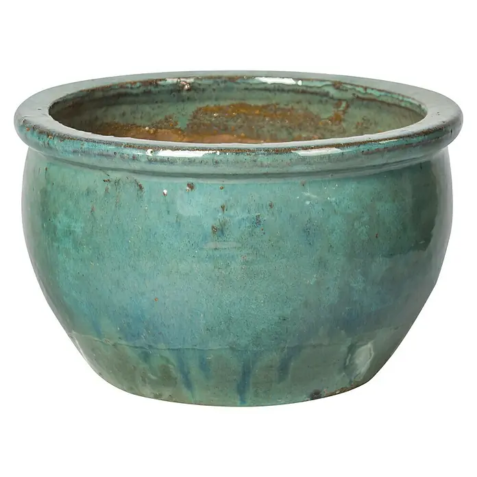 Mega Collections Pflanztopf Korsika - Außenmaß (Ø x H): 47 x 28 cm, Keramik, Grau/Grün - Nahaufnahme eines runden Pflanzgefäßes mit Türkisglasur und rustikalem Charme, das eine subtile Eleganz für Innen- und Außenbereiche bietet.