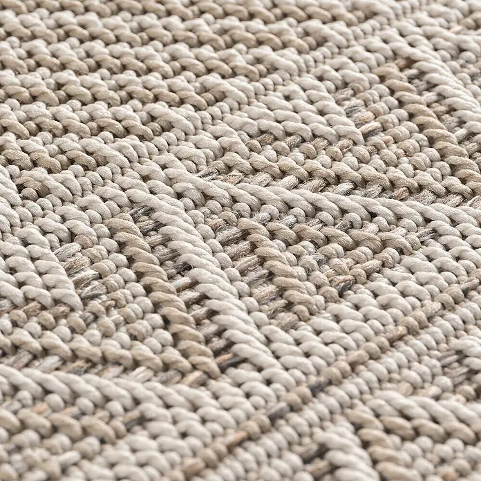 Outdoor-Teppich Desert 1303 - Beige, 230 x 160 cm, 100 % Polypropylen - Nahaufnahme eines beigen Teppichs mit gewebter Textur, der die feinen Details und die handwerkliche Qualität hervorhebt.