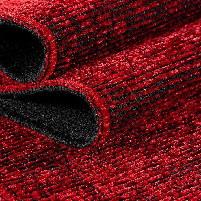 Flachgewebeteppich Space - Rot, 230 x 160 cm, 84 % Baumwolle, 16 % Polyester - Nahaufnahme eines gerollten, rot-schwarzen Teppichs mit einer markanten Textur. Perfekt, um jedem Raum Wärme und Stil zu verleihen.