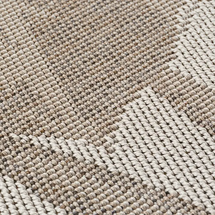 Outdoor-Teppich Desert 1302 - Beige, Durchmesser: 200 cm, 100 % Polypropylen - Nahaufnahme eines Teppichs mit einem gewebten Muster aus beigen und braunen Fasern, das eine robuste Textur und ein subtiles Design hervorhebt.