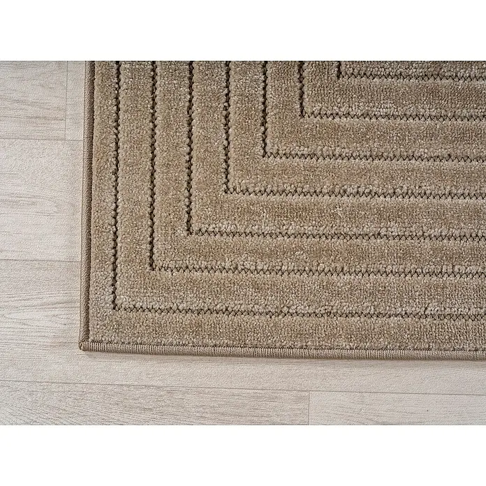 Outdoor-Teppich Nova II - Beige, 230 x 160 cm, 100 % Polypropylen - Nahaufnahme eines beigen Teppichs mit geometrischem Muster auf hellem Holzboden, der ein modernes und stilvolles Ambiente vermittelt.