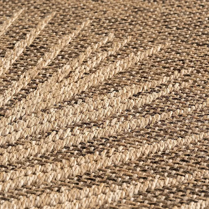 Outdoor-Teppich Timber 1403 - Braun, 230 x 160 cm, 100 % Polypropylen - Nahaufnahme eines Sisalteppichs mit Streifenmuster in verschiedenen Brauntönen. Die Textur des Teppichs ist gut erkennbar.