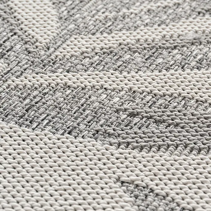 Outdoor-Teppich Desert 1302 - Grau, 290 x 200 cm, 100 % Polypropylen - Nahaufnahme eines grau-weißen Teppichs mit gewebter Textur, der ein dezentes, modernes Design für jeden Raum bietet.