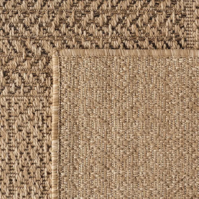 Outdoor-Teppich Timber 1405 - Beige, 340 x 240 cm, 100 % Polypropylen - Nahaufnahme eines beigen Sisalteppichs mit einer dezenten Bordüre, der natürliche Texturen und ein warmes Ambiente vermittelt.