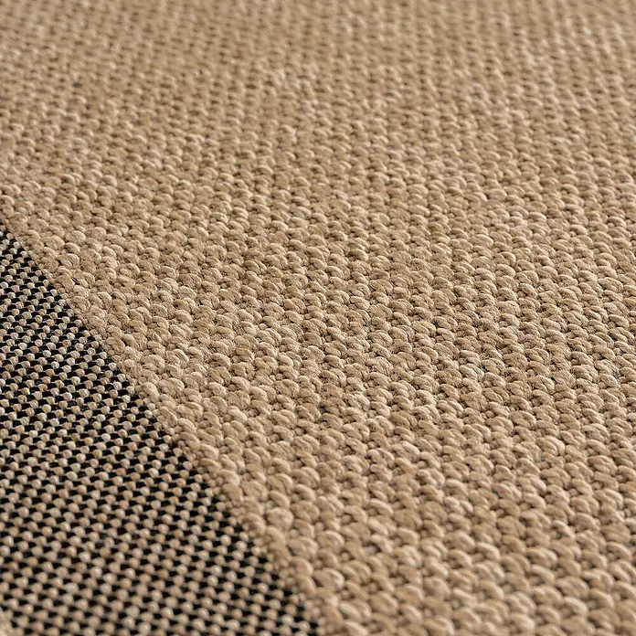 Outdoor-Teppich Timber 1402 - Beige, 200 x 140 cm, 100 % Polypropylen - Nahaufnahme eines Teppichs mit zwei verschiedenen Texturen, einer in Beige und die andere in Schwarz, die ein interessantes Muster bilden.