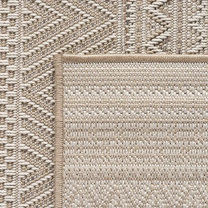 Outdoor-Teppich Desert 1303 - Beige, 230 x 160 cm, 100 % Polypropylen - Nahaufnahme eines beigen Teppichs mit einem dezenten geometrischen Muster, das Textur und handwerkliches Können betont.\n