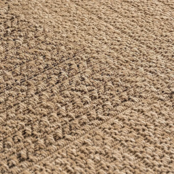 Outdoor-Teppich Timber 1405 - Beige, 340 x 240 cm, 100 % Polypropylen - Nahaufnahme eines beigen Berberteppichs mit einer strukturierten Oberfläche, die ein gemütliches und einladendes Gefühl vermittelt.