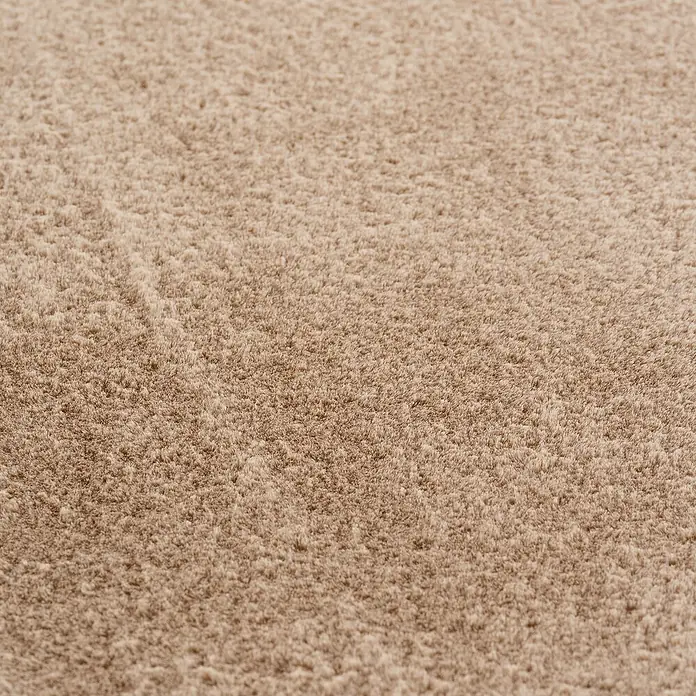 Kurzflorteppich Joy - Beige, 280 x 200 cm, 100 % Polyester - Nahaufnahme eines beigen Teppichs, der seine weiche Textur und Farbnuancen hervorhebt. Ideal zur Darstellung von Wohnaccessoires.