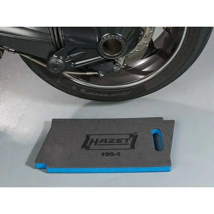 Hazet Knieschoner 195-1 - 450 x 210 x 30 mm - Hazet Knieschoner unter einem Motorrad.