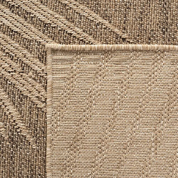 Outdoor-Teppich Timber 1403 - Braun, 230 x 160 cm, 100 % Polypropylen - Nahaufnahme eines gewebten Teppichs mit geometrischen Mustern in Braun- und Beigetönen, der Textur und Handwerkskunst betont.