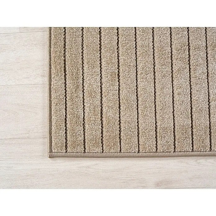 Outdoor-Teppich Nova I - Beige, Durchmesser: 80 cm, 100 % Polypropylen - Detailansicht eines beigen Teppichs mit vertikalen Streifen auf einem hellen Holzboden, der die Textur und das Design des Teppichs hervorhebt.