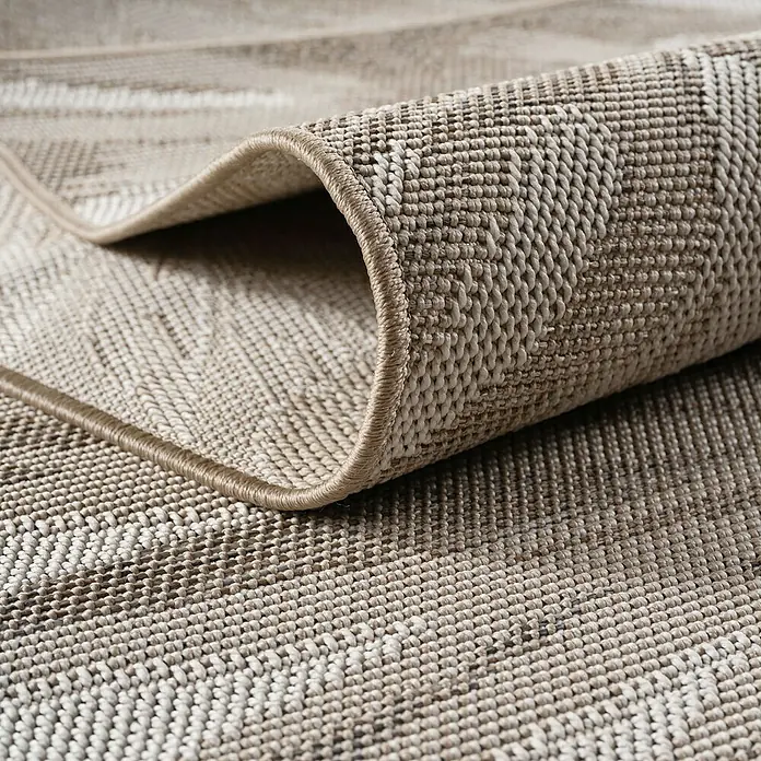 Outdoor-Teppich Desert 1303 - Beige, 230 x 160 cm, 100 % Polypropylen - Nahaufnahme eines gewebten Teppichs mit Rollkante, der die Textur und das Design des Teppichs hervorhebt.