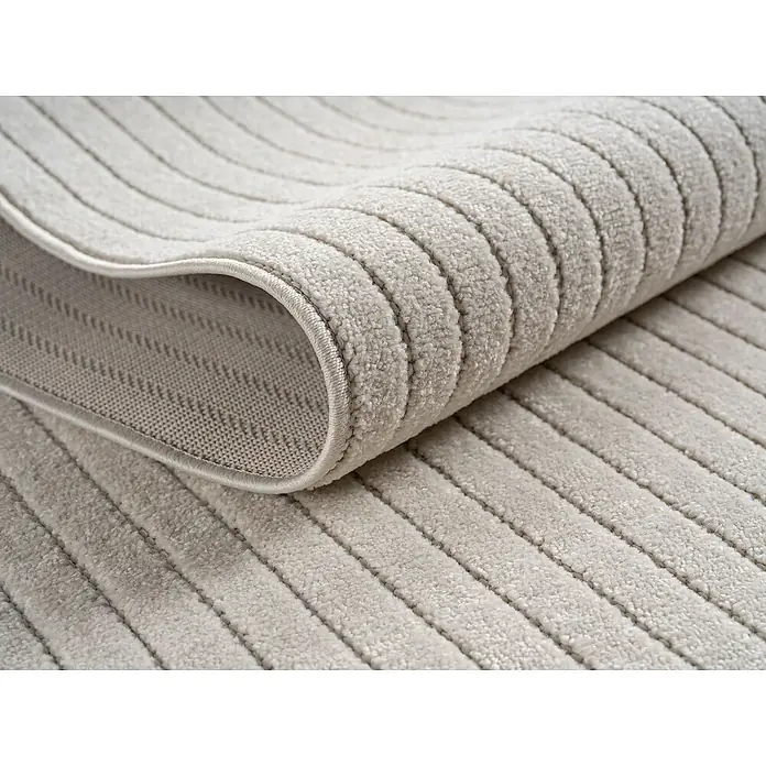 Outdoor-Teppich Nova II - Creme, 230 x 160 cm, 100 % Polypropylen - Detailansicht eines weichen, beigen Teppichs mit erhabenen Streifen und sauberer Kante, der eine gemütliche Textur und Wärme ausstrahlt.