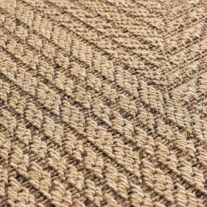 Outdoor-Teppich Timber 1404 - Beige, 150 x 80 cm, 100 % Polypropylen - Nahaufnahme eines Teppichs mit Fischgrätenmuster in warmen, natürlichen Farbtönen. Die Textur ist deutlich sichtbar.