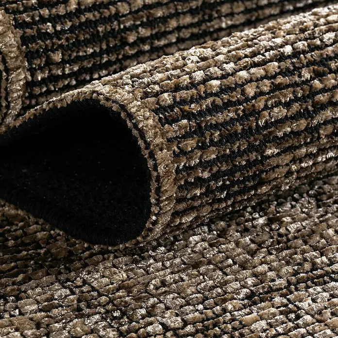 Flachgewebeteppich Space - Beige, 200 x 140 cm, 84 % Baumwolle, 16 % Polyester - Nahaufnahme eines gerollten, braun-schwarzen Teppichs mit Textur, der die Details und die Beschaffenheit des Materials hervorhebt.