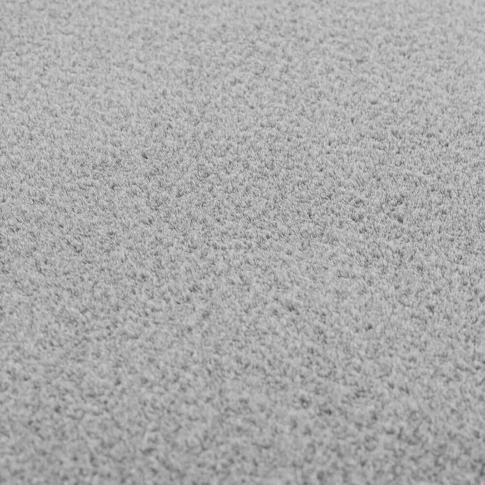Kurzflorteppich Joy - Silber, 280 x 200 cm, 100 % Polyester - Nahaufnahme eines hellgrauen Teppichs, der eine weiche und einladende Textur zeigt. Ideal für eine gemütliche Raumgestaltung.