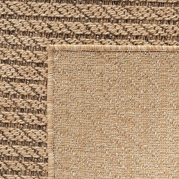 Outdoor-Teppich Timber 1404 - Beige, 150 x 80 cm, 100 % Polypropylen - Nahaufnahme eines Teppichs mit zwei verschiedenen Webmustern in warmen, natürlichen Farbtönen.