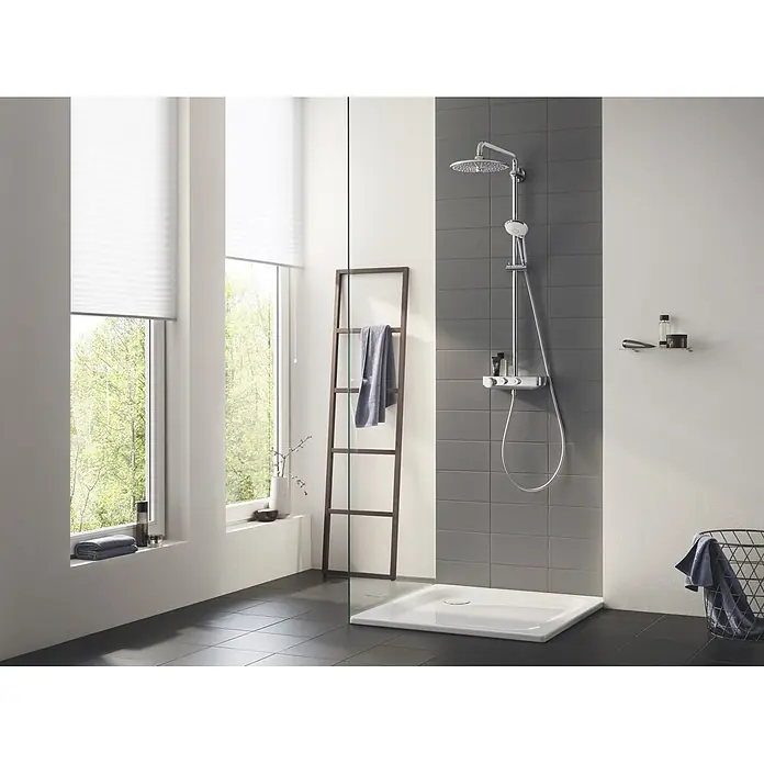 Grohe Euphoria Duschsystem Smart-Control 260 - Mit Thermostatarmatur, Lochabstand: 99,7 cm, Anzahl Strahlarten: 4 Stk., Chrom - Ein modernes Badezimmer mit einer Duscharmatur mit Regendusche und Handbrause.
