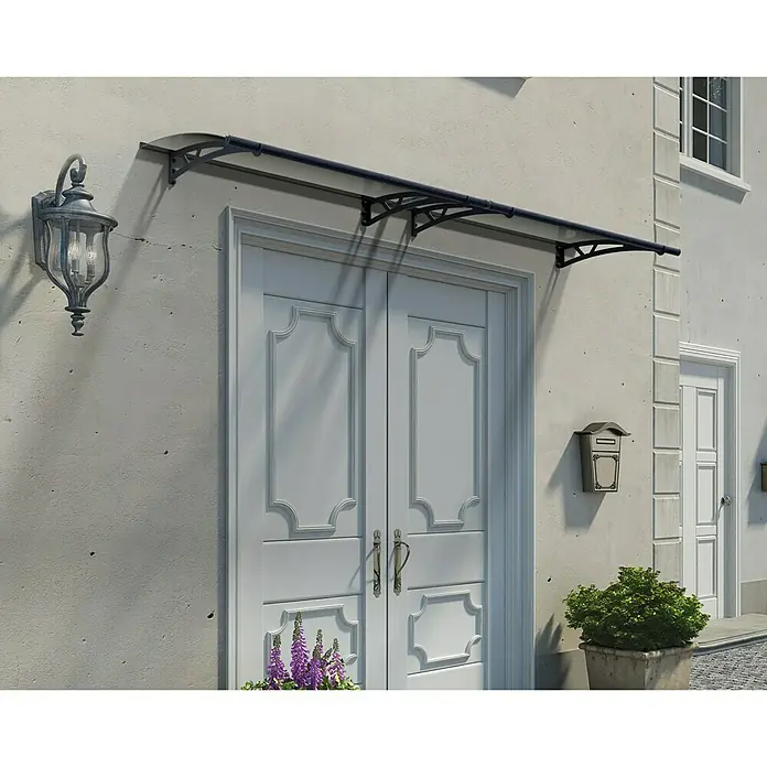Solid Elements Pultvordach Pavo - 302 x 91,5 x 17,5 cm, Anthrazitgrau - Bild einer Haustür mit einer stilvollen, schwarzen Vordachmarkise, die Schutz vor Wettereinflüssen bietet und das Design des Hauses ergänzt.
