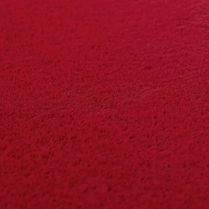 Kurzflorteppich Joy - Rot, 280 x 200 cm, 100 % Polyester - Nahaufnahme eines roten, flauschigen Teppichs. Die Textur ist weich und lädt zum Anfassen ein. Perfekt für ein gemütliches Ambiente.