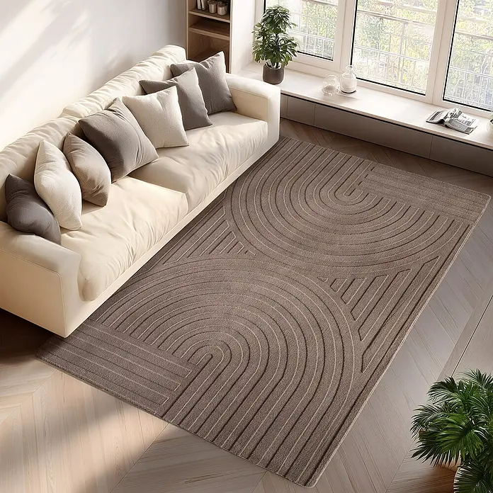 Kurzflorteppich Pompei 1611 - Beige, 290 x 200 cm, 100 % Polyester - Ein brauner Teppich mit modernem, geometrischem Design liegt in einem hellen Wohnzimmer unter einem beigen Sofa.