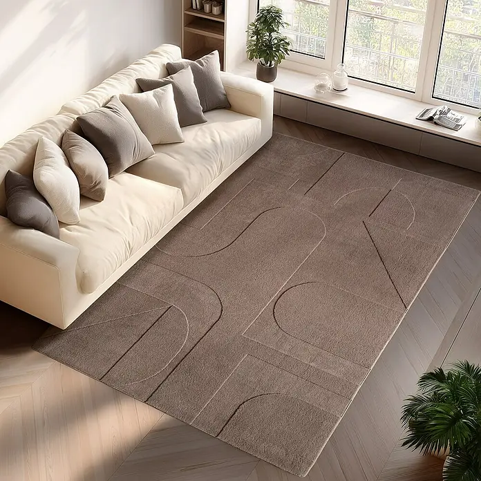 Kurzflorteppich Pompei 1614 - Beige, 230 x 160 cm, 100 % Polyester - Beigefarbenes Sofa mit geometrischem Teppich im Wohnzimmer. Der braune Teppich mit modernen Linien und Formen liegt auf einem Parkettboden.