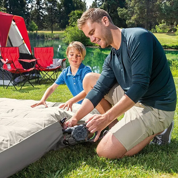 Intex Bomba de aire Quick Fill - 3 boquillas, 230 V - Padre e hijo inflan un colchón de aire al aire libre con una bomba de aire eléctrica, perfecto para excursiones.