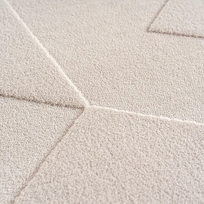 Kurzflorteppich Pompei 1613 - Creme, 230 x 160 cm, 100 % Polyester - Nahaufnahme eines hellbeigen Teppichs mit geometrischen Mustern, der eine weiche Textur und dezente Eleganz zeigt.