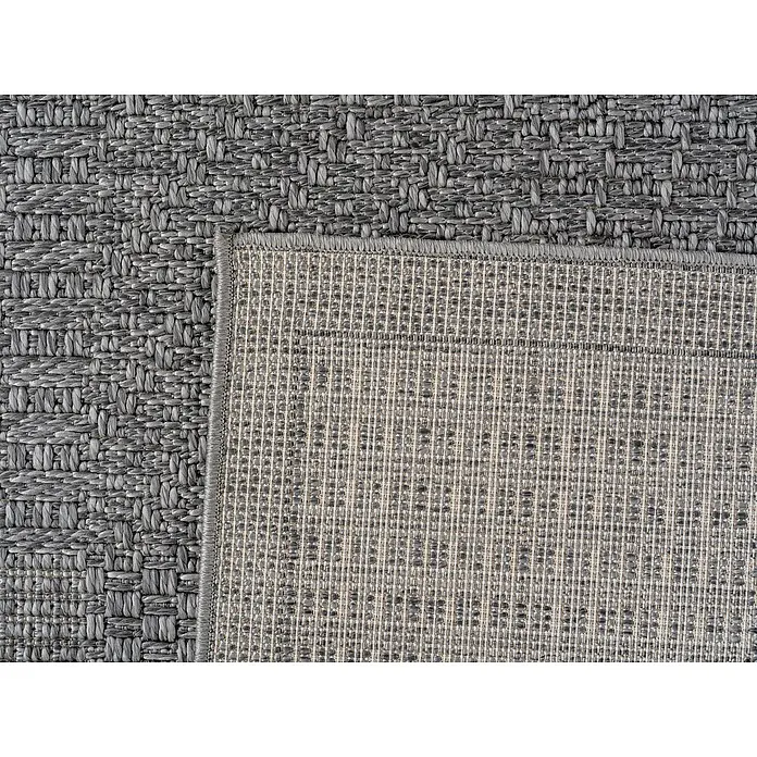 Outdoor-Teppich Ibiza I - Grau, 170 x 120 cm, 100 % Polypropylen - Nahaufnahme eines grauen Outdoorteppichs mit gewebter Textur, der sowohl Stil als auch Strapazierfähigkeit für den Außenbereich vereint.