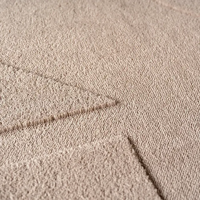Kurzflorteppich Pompei 1614 - Beige, 230 x 160 cm, 100 % Polyester - Nahaufnahme eines beigen Teppichs mit einem strukturierten Muster, das die Textur und die Verarbeitung des Produkts hervorhebt.