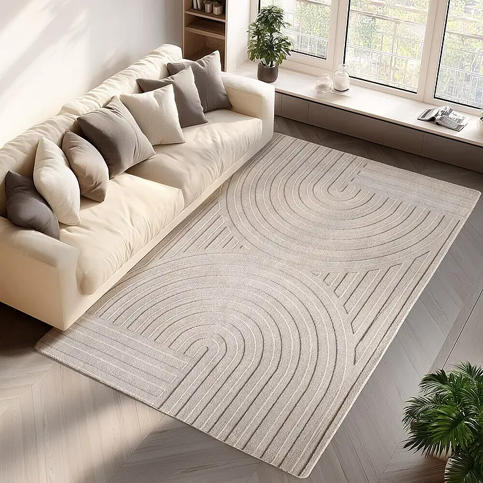 Kurzflorteppich Pompei 1611 - Creme, 200 x 140 cm, 100 % Polyester - Ein beigefarbener Teppich mit abstraktem Bogendesign liegt unter einem Sofa im Wohnzimmer und sorgt für einen modernen Look.