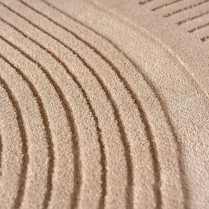 Kurzflorteppich Pompei 1612 - Beige, 290 x 200 cm, 100 % Polyester - Detailansicht eines beigen Teppichs mit gewundenen Linien, der eine moderne und beruhigende Atmosphäre ausstrahlt.\n