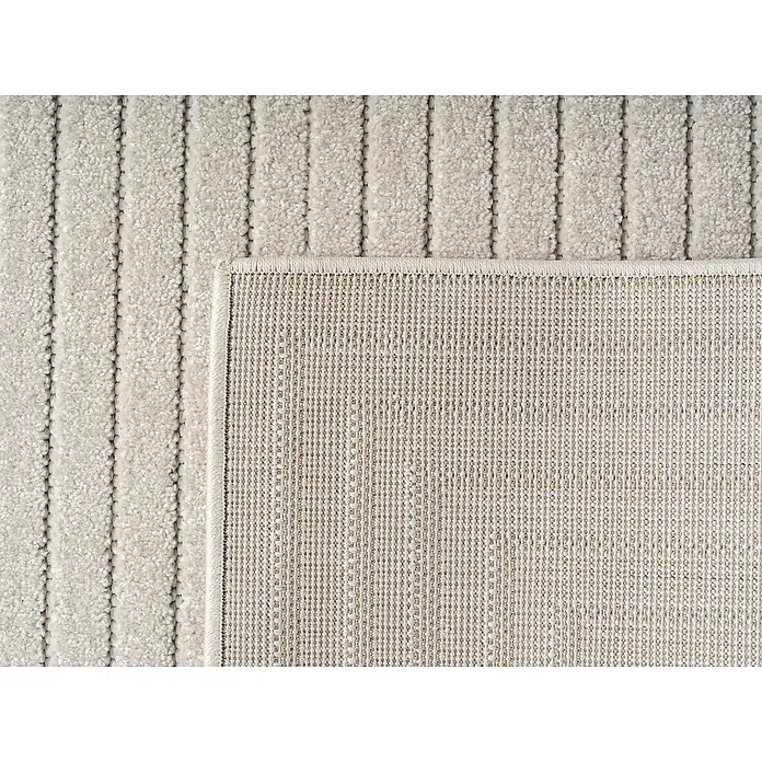 Outdoor-Teppich Nova II - Creme, 230 x 160 cm, 100 % Polypropylen - Nahaufnahme eines beigen Teppichs mit Streifenmuster und sichtbarer Rückseite, die eine robuste Webstruktur zeigt.