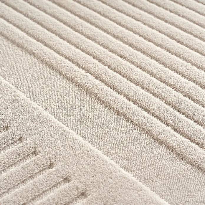 Kurzflorteppich Pompei 1612 - Creme, 340 x 240 cm, 100 % Polyester - Nahaufnahme einer beigen Badematte mit Streifenmuster.